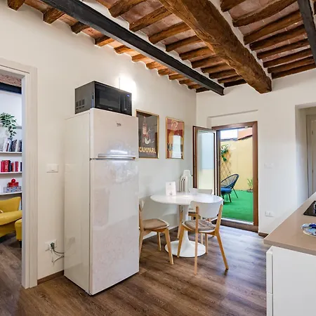 900mt Dalla Torre Di - Cortile, Wifi E Netflix Διαμέρισμα *